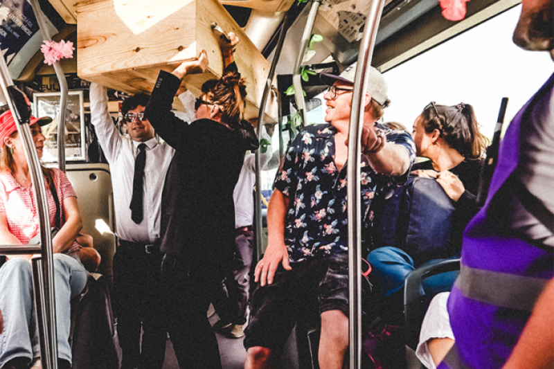 Métros, tramways et bus sont pris d’assaut par des propositions artistiques qui surgissent de nulle part.