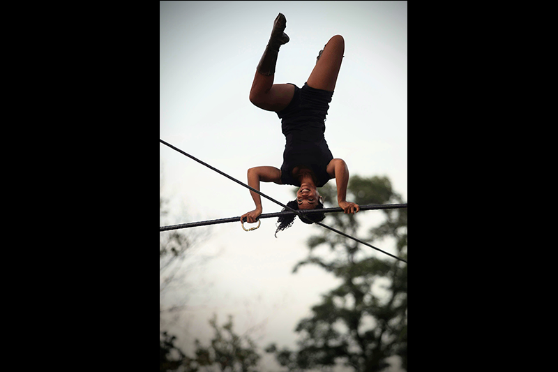 une funambule et trois musiciens tirent les fils des possibles à cinq mètres de hauteur.