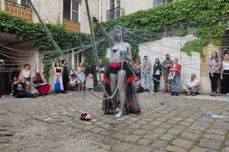 À travers une marche silencieuse, la Camerounaise Ange Kayifa donne à ressentir le poids des assignations sociales, culturelles et symboliques qui pèsent encore sur le corps féminin.