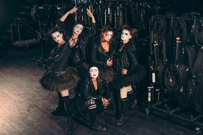 aussi burlesque que poétique, ce spectacle, portées par des artistes ukrainiennes résonne comme un cri de rage et d’espoir.