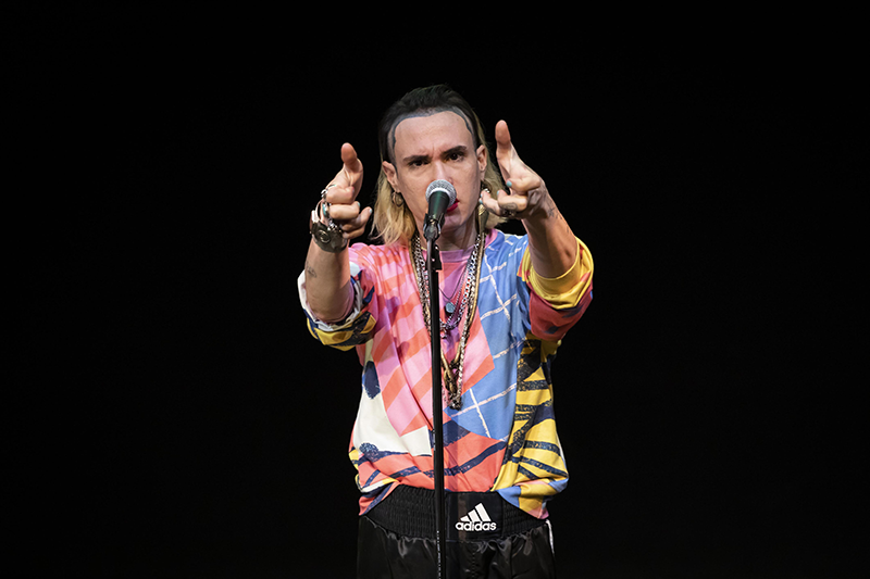 un concert comme un cri poétique et politique, une fresque de mots brûlants et de rythmes viscéraux.