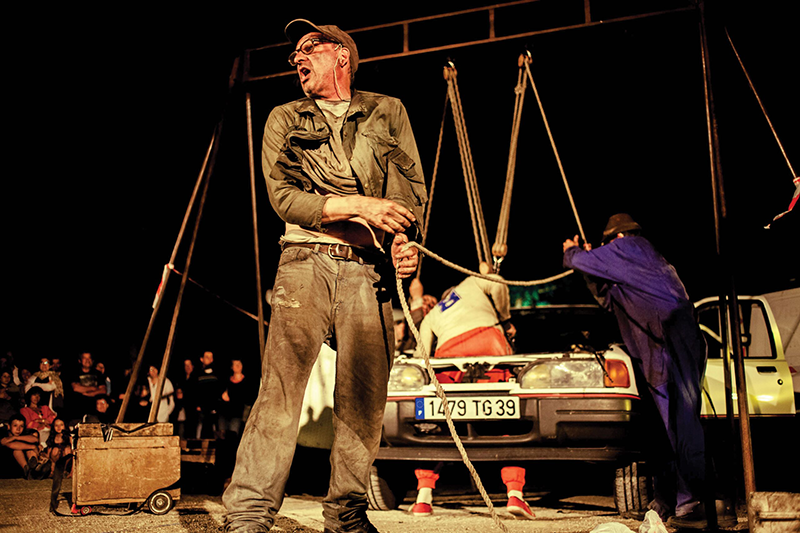 La Jurasienne de réparation : la vie d’un petit garage ambulant du Haut-Jura, pas vraiment moderne, spécialisé dans les rafistolages mécaniques les plus improbables.