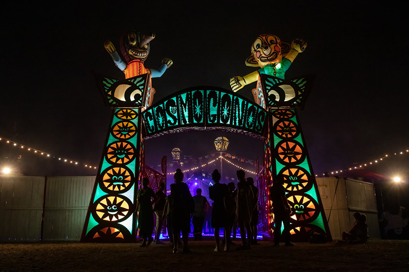 une fête foraine bancale, à l’esthétique brute et aux installations chancelantes qui s’empare de l’avenue Barbusse…