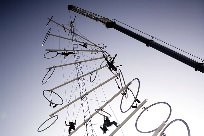 sur fond de musique techno-opératique live, la compagnie et le public mêlent les prouesses de la grimpe, de la danse aérienne et du cirque.