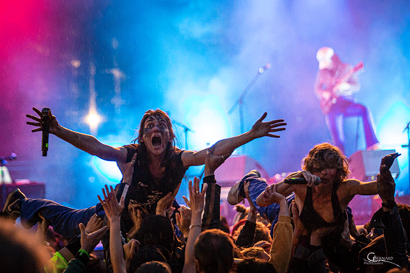 du punk-rap de l'espace, avec DJ Conant et MC Vieillard, deux rappeuses hurleuses aux machines, et l'immense Samy à la guitare électrique.